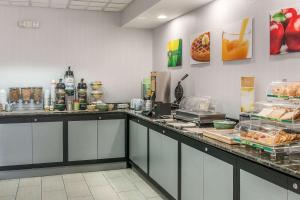 Quality Inn And Suites Livonia,In The Business District,3 star