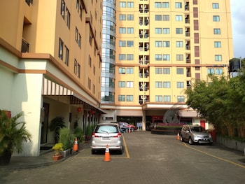 antique 3br at grand setiabudi apartment