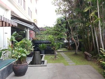 antique 3br at grand setiabudi apartment