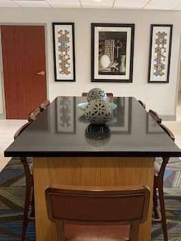 Holiday Inn Express & Suites Charlotte Arpt-Belmont By Ihg,Charlotte>>Belmont,3 star