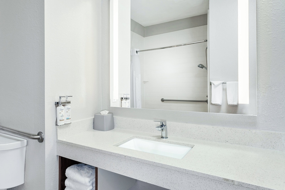 holiday inn express and suites carmel north westfield