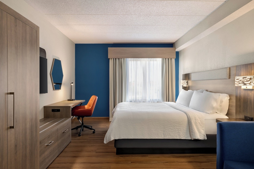 holiday inn express suite w airport area