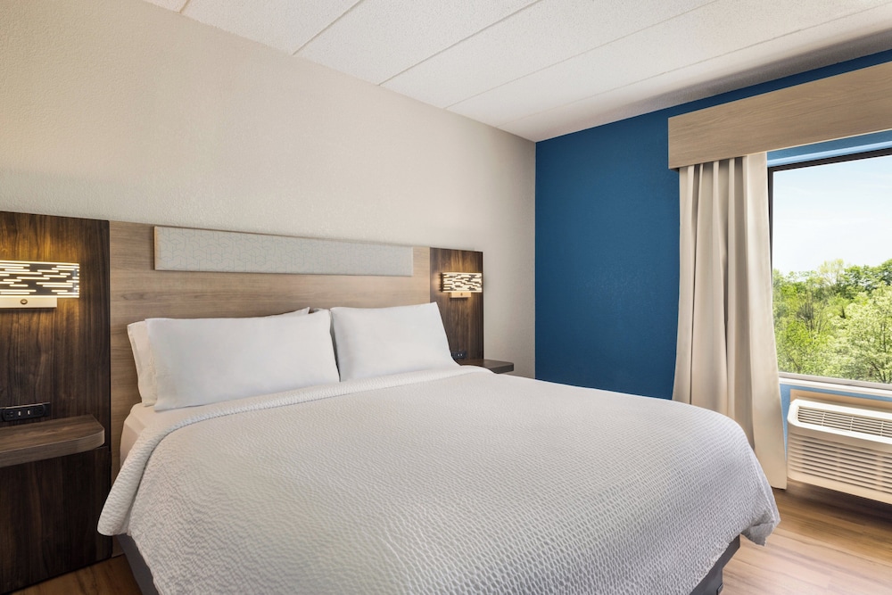 holiday inn express suite w airport area