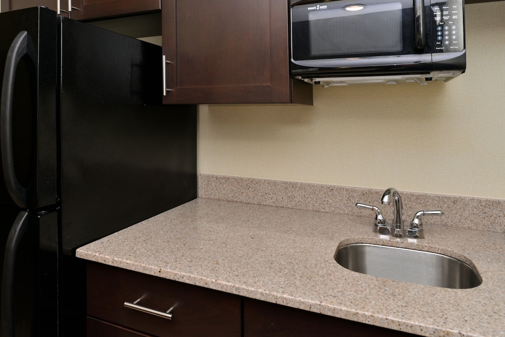 holiday inn express suite w airport area