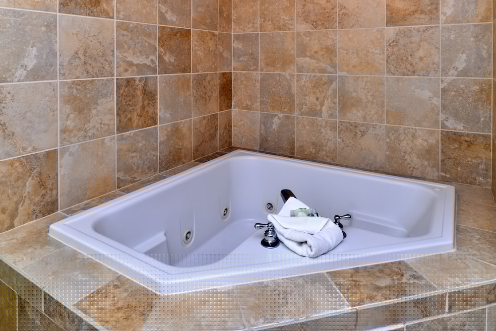 holiday inn express suite w airport area