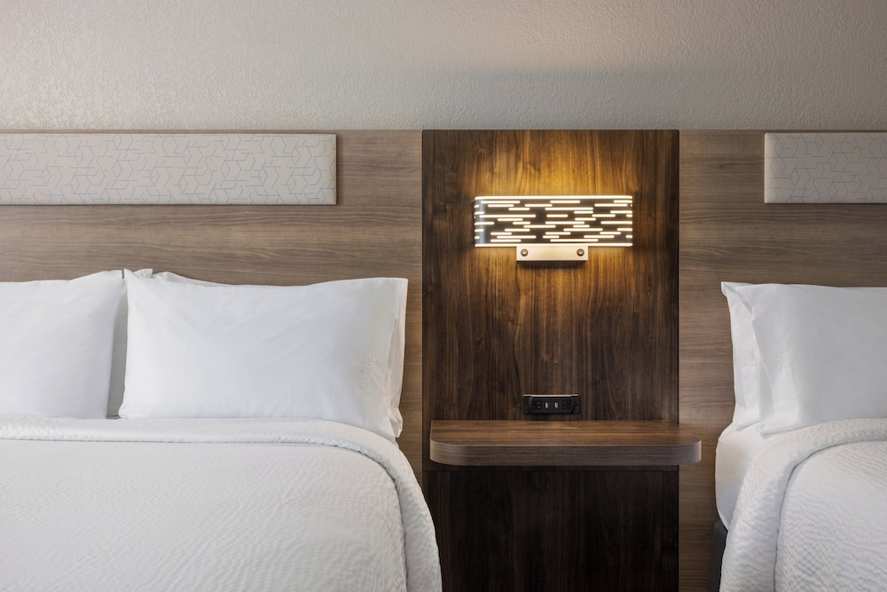 holiday inn express suite w airport area
