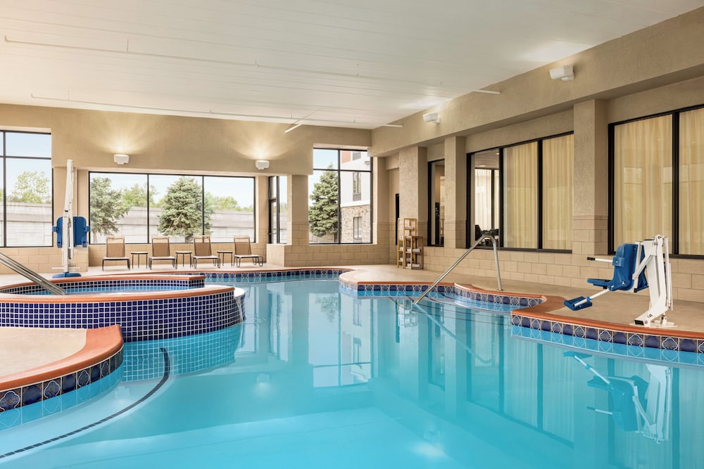 holiday inn express suite w airport area