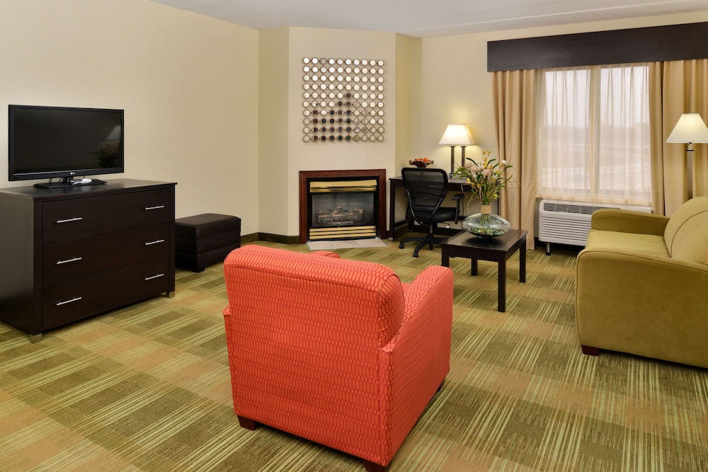 holiday inn express suite w airport area