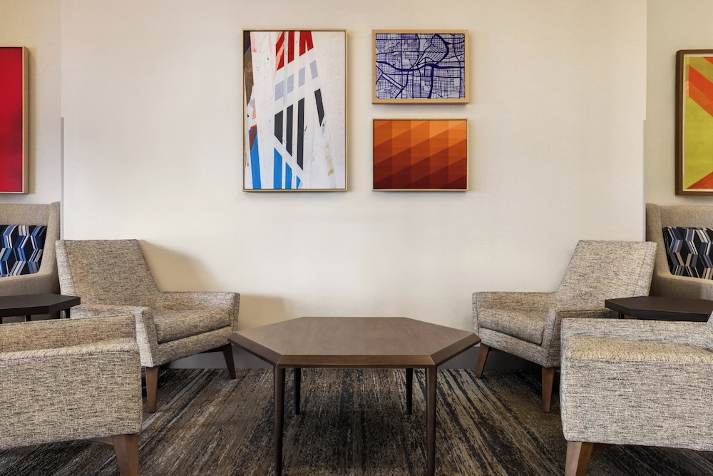 holiday inn express suite w airport area
