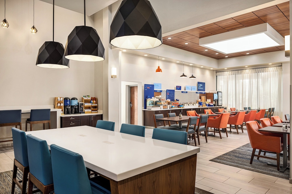 holiday inn express suite w airport area