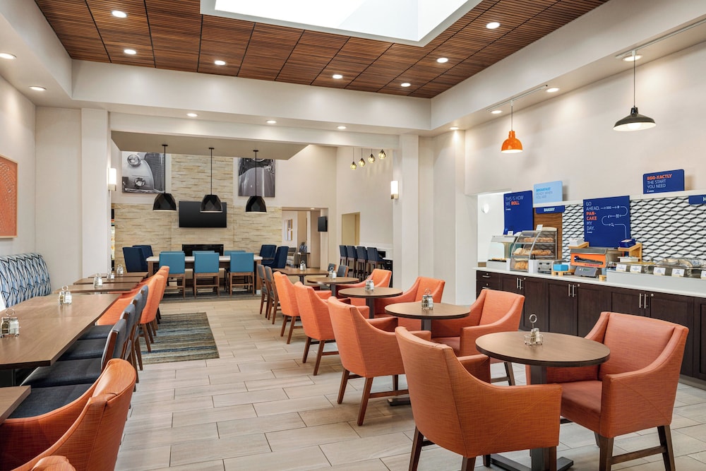 holiday inn express suite w airport area