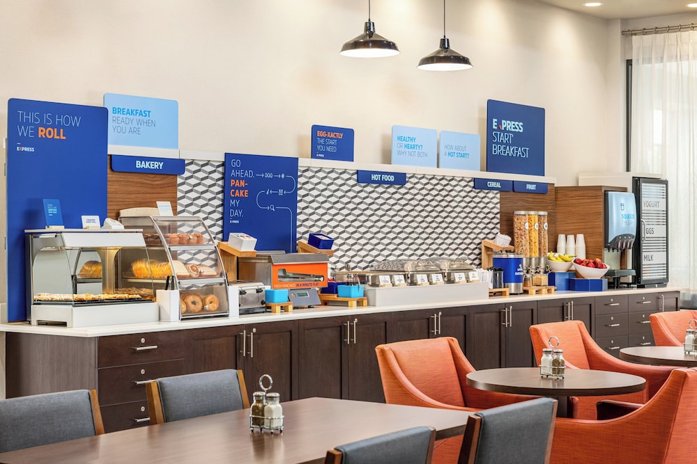 holiday inn express suite w airport area