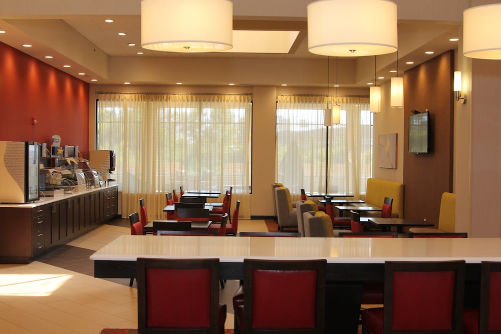 holiday inn express suite w airport area