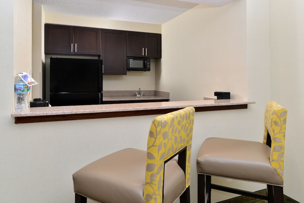 holiday inn express suite w airport area