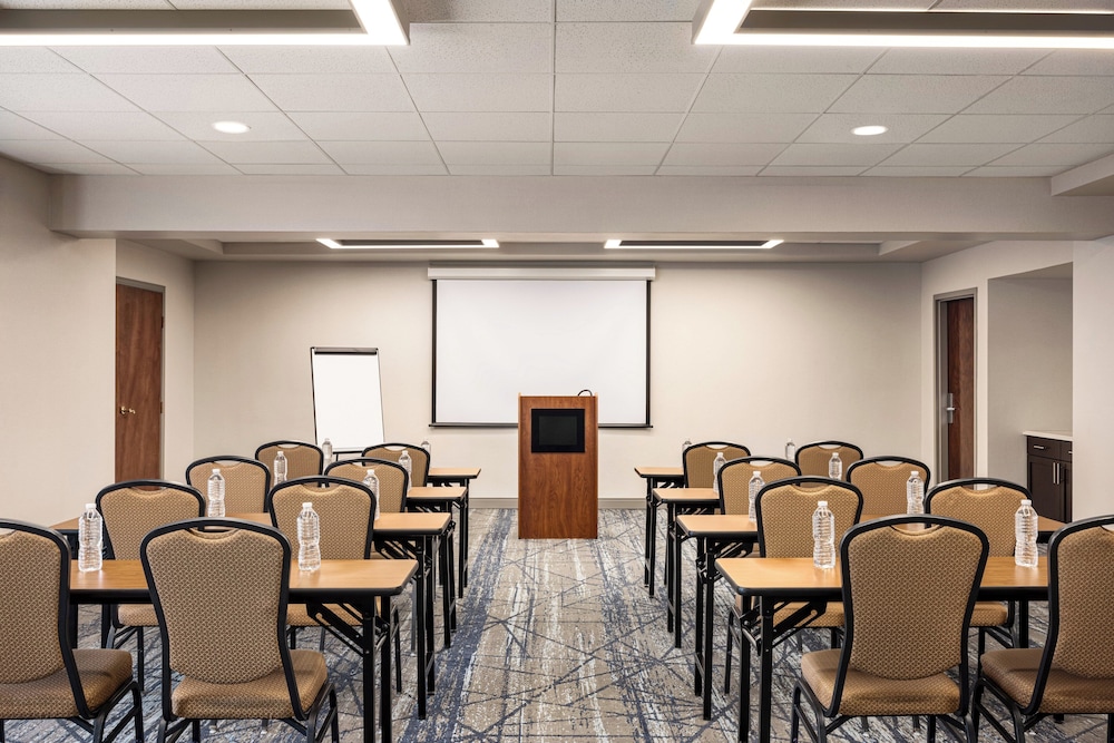 holiday inn express suite w airport area