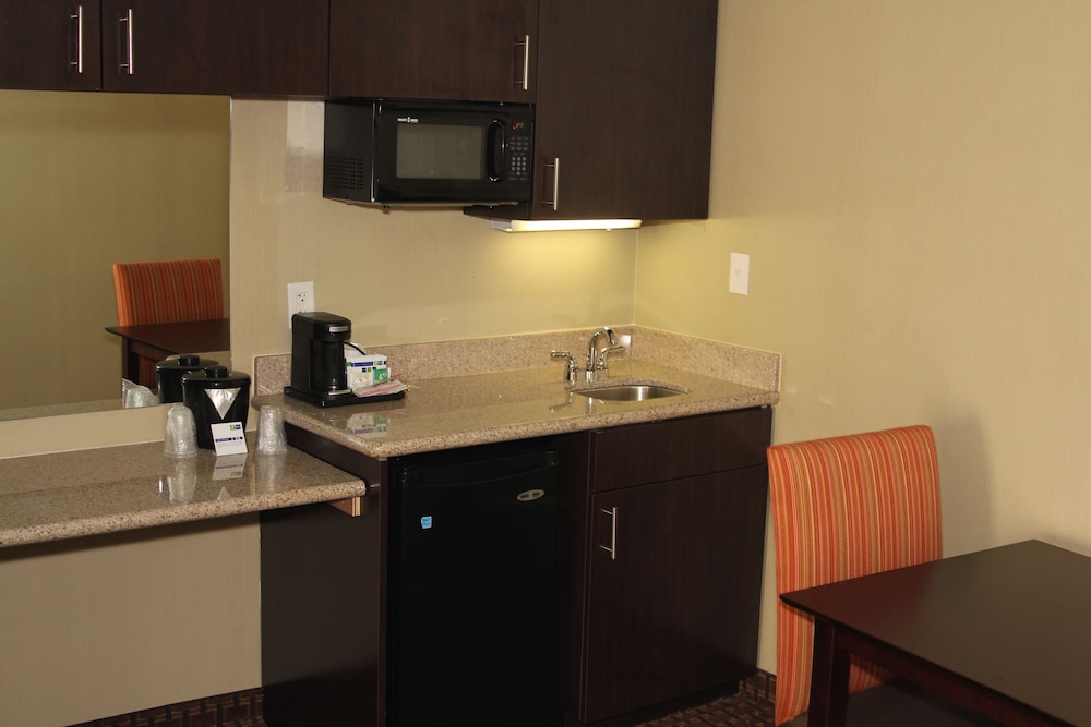holiday inn express suite w airport area