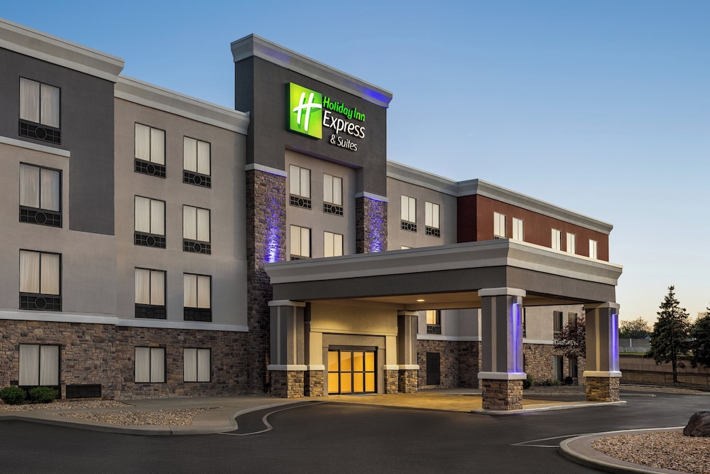 holiday inn express suite w airport area