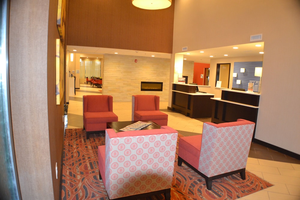 holiday inn express suite w airport area