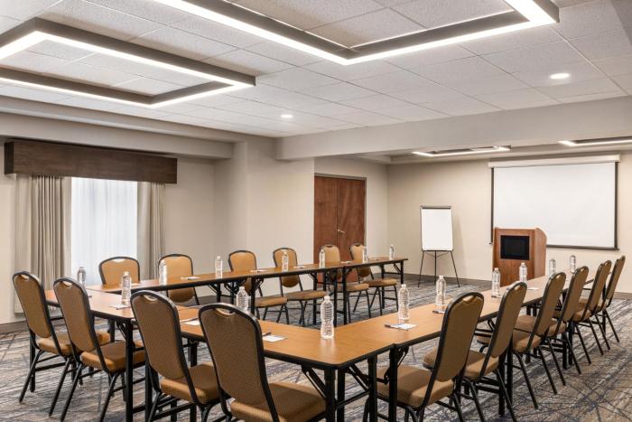 holiday inn express suite w airport area