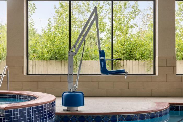 holiday inn express suite w airport area