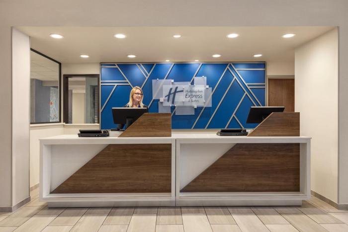 holiday inn express suite w airport area