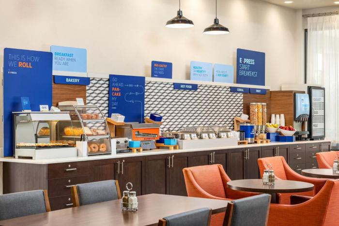holiday inn express suite w airport area
