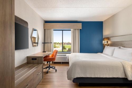 holiday inn express suite w airport area