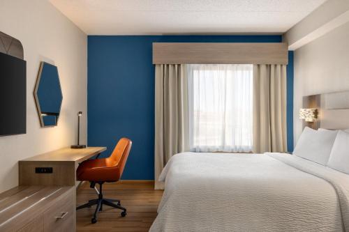 holiday inn express suite w airport area
