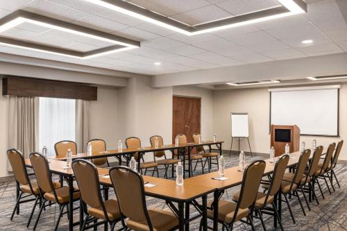 holiday inn express suite w airport area