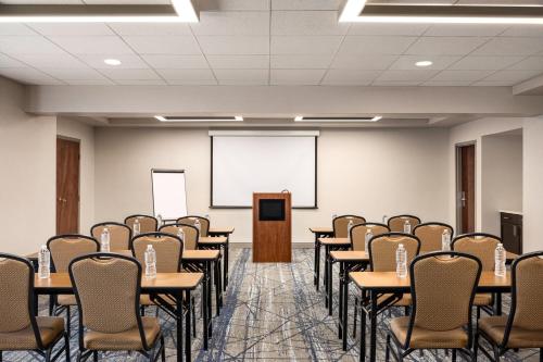 holiday inn express suite w airport area