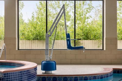 holiday inn express suite w airport area