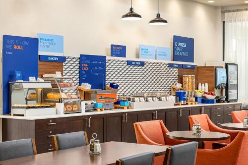 holiday inn express suite w airport area
