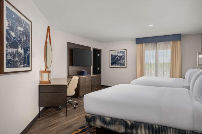 hotel westport kansas city tapestry collection by hilton