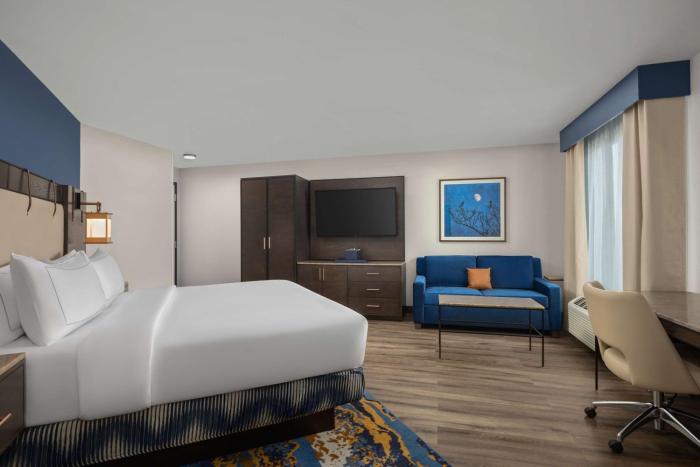 hotel westport kansas city tapestry collection by hilton