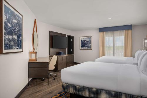 hotel westport kansas city tapestry collection by hilton