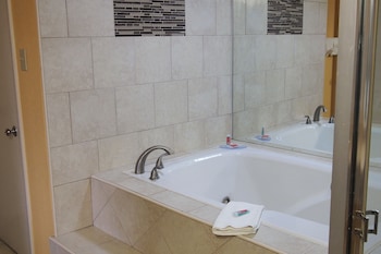 econo lodge at military circle