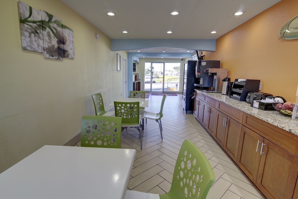 econo lodge at military circle