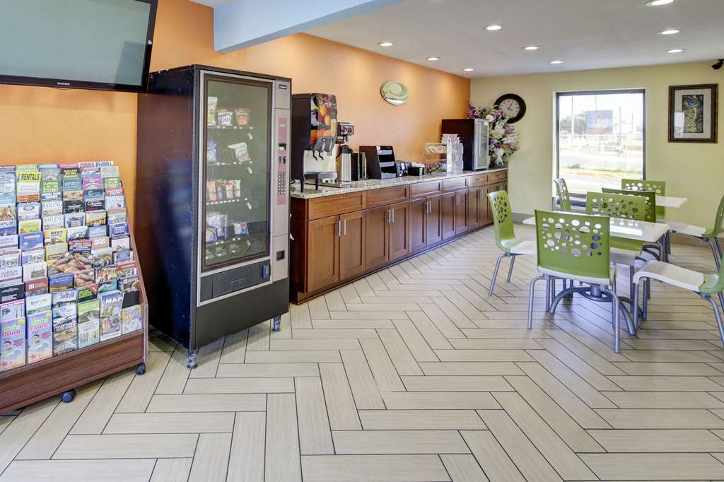 econo lodge at military circle