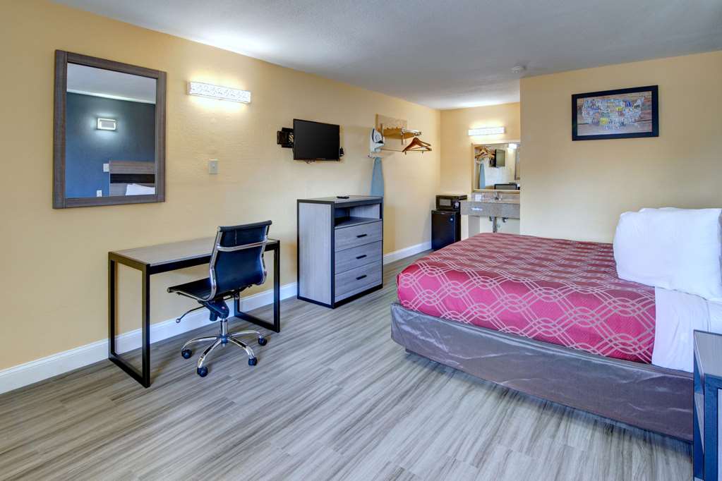 econo lodge at military circle