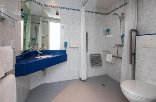holiday inn express birmingham oldbury by ihg