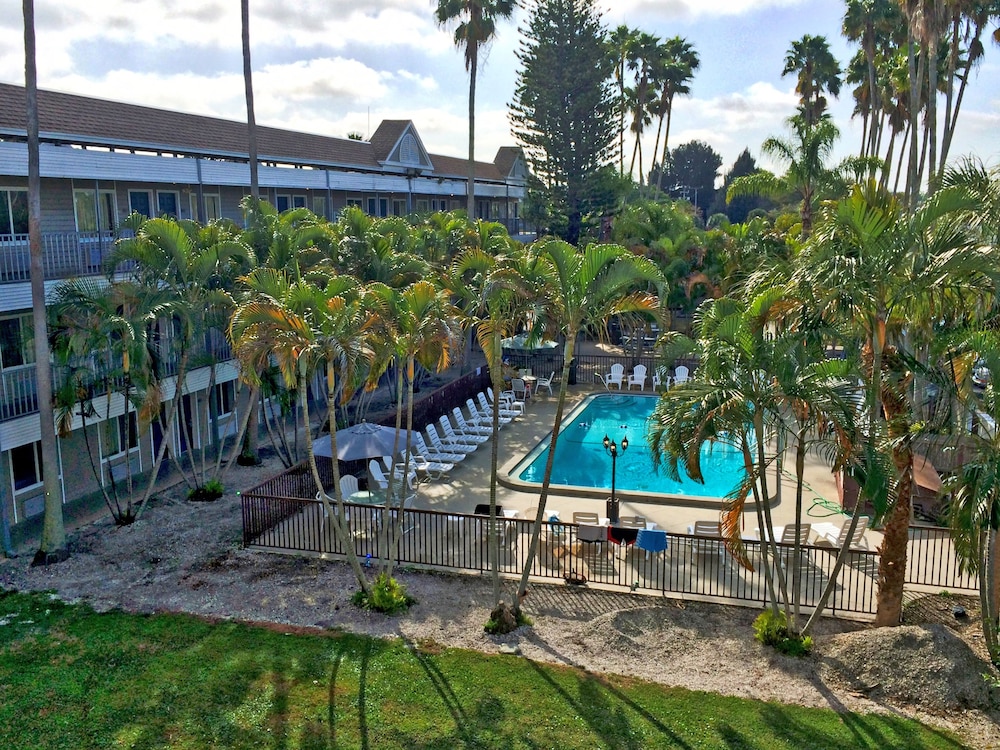 lantern inn and suites