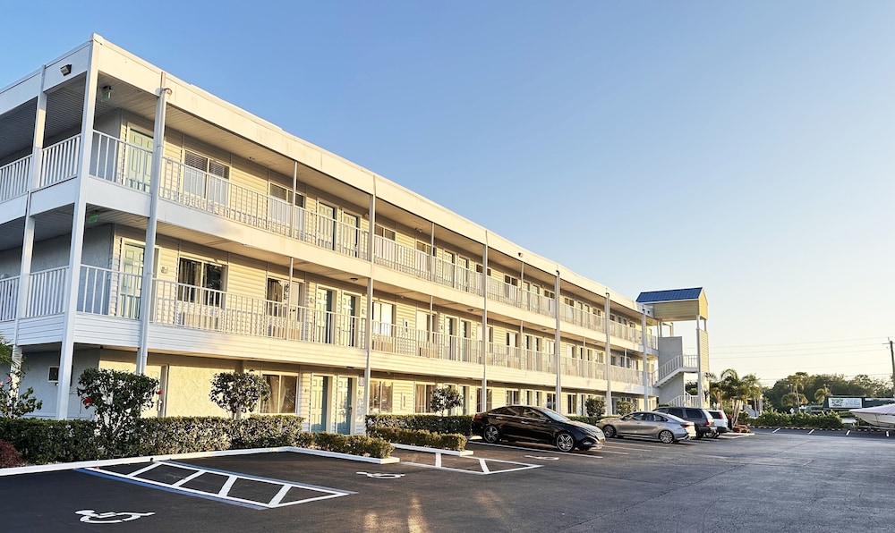 lantern inn and suites