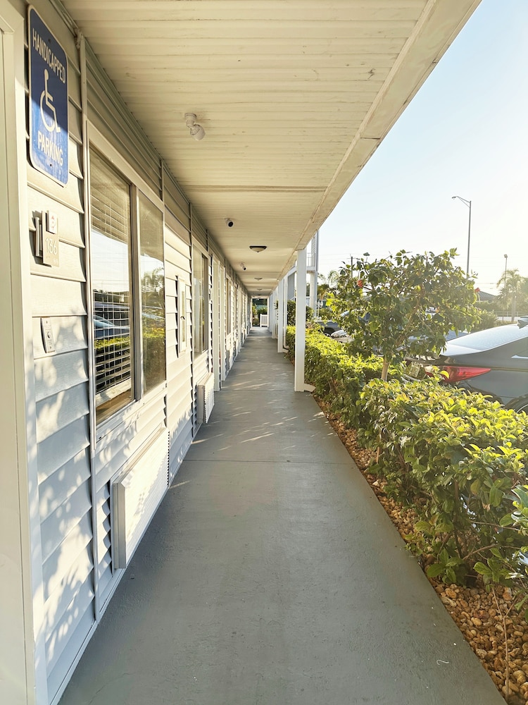 lantern inn and suites