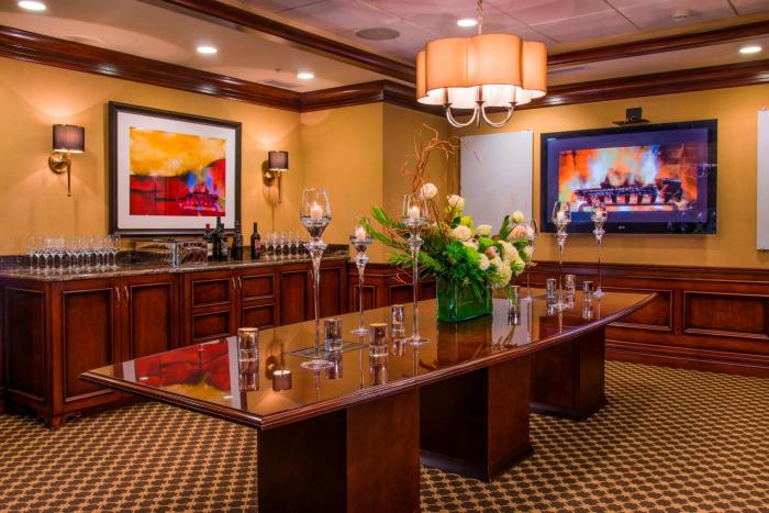the raphael hotel autograph collection