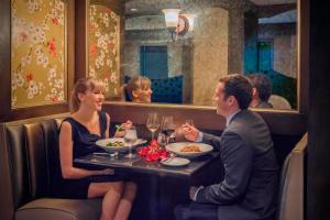 the raphael hotel autograph collection