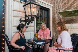 the raphael hotel autograph collection