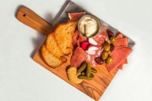 the raphael hotel autograph collection