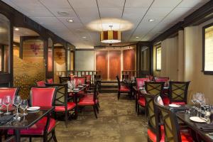 the raphael hotel autograph collection