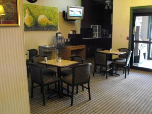 americas best value inn and suites three rivers