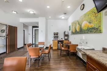 Americas Best Value Inn & Suites Three Rivers,Mendon>>Kalamazoo,2 star